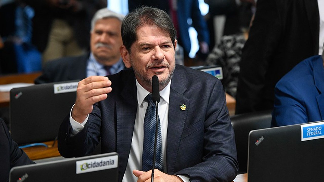 Lia Gomes pressiona Cid a tentar reeleição para fortalecer chapa de Elmano contra Ciro