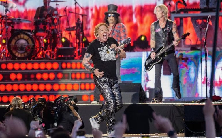 Axl Rose, do Guns N'Roses, recebe críticas após apresentação no Glastonbury Festival