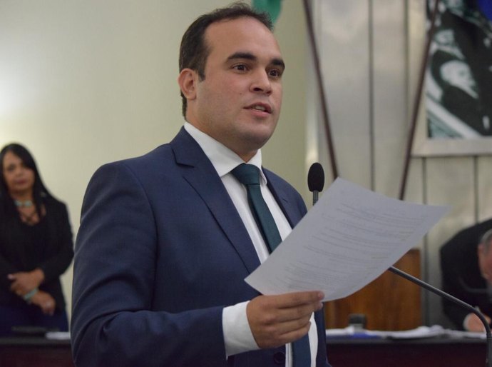 Deputado Davi Maia faz relato de sua trajetória política e profissional
