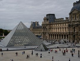Roubo no Louvre: dois homens são presos por envolvimento no crime, dizem fontes próximas à investigação