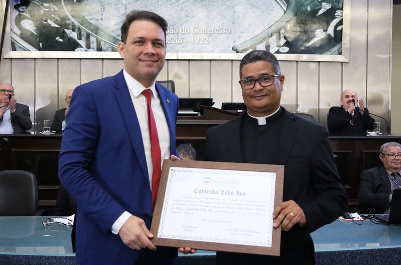 Padre Alex Sandro Rufino é homenageado com a comenda Lêdo Ivo