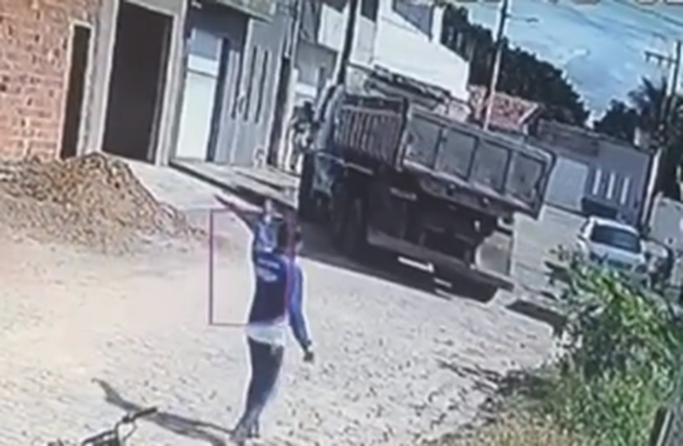 Cachorro é atropelado por caçamba e chutado antes de morrer em Ribeirópolis