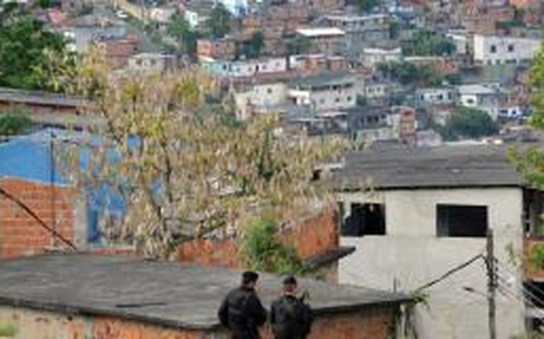 Idosa morre em tiroteio no Complexo do Alemão e moradores protestam