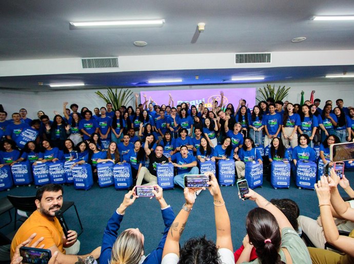 Daqui Pra o Mundo: Governador entrega 100 kits de viagem para alunos que farão intercâmbio na Inglaterra