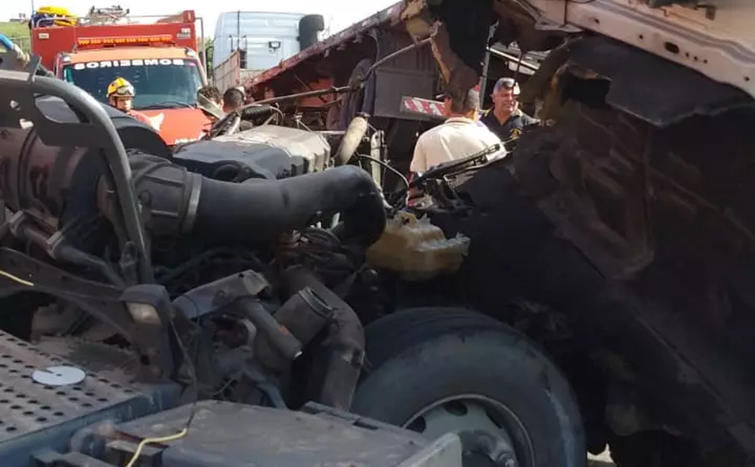 Colisão entre duas carretas interdita ponte de Satuba