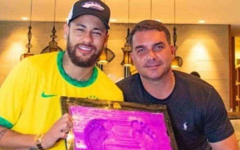 Antes de retorno a Paris, Neymar tira moldes para calçada da fama do Maracanã