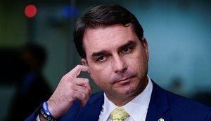 Flávio Bolsonaro adota estratégia para manter candidatura forte