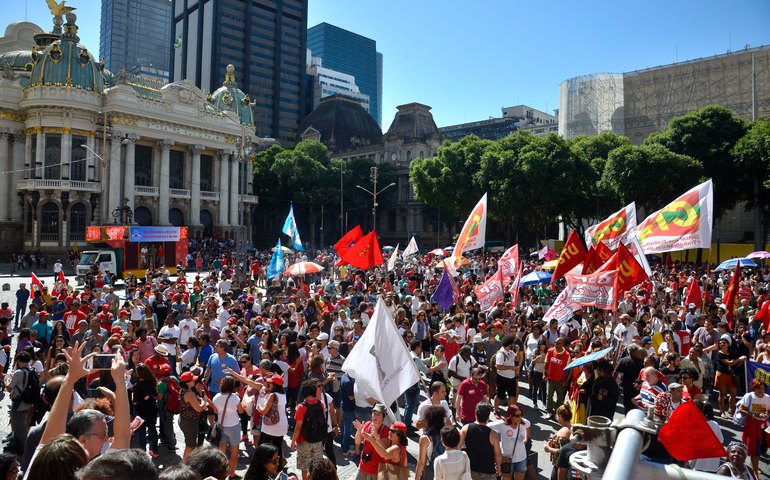 Manifestação de Dia do Trabalhador pede redução de jornada em Brasília