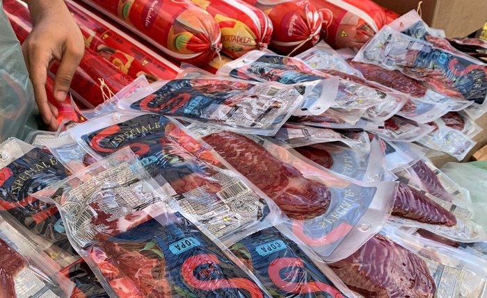 Alimentos foram apreendidos pelos fiscais Alimentos foram apreendidos pelos fiscais