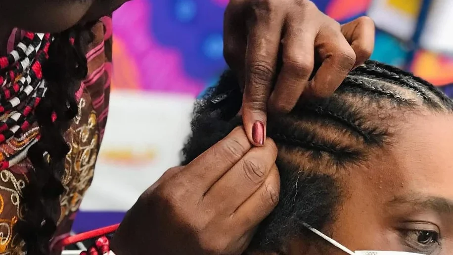 Oficina de tranças e demonstração de roupas africanas trarão a África para a Praça Multieventos