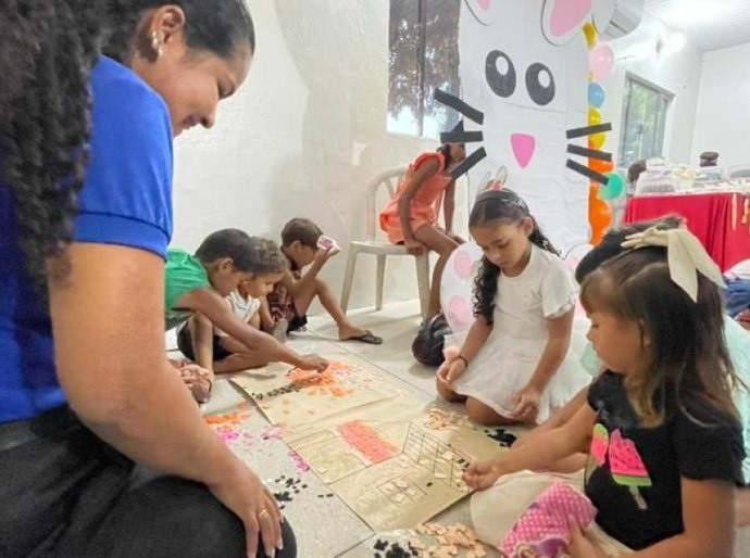Crianças atendidas pelo projeto Criança Feliz em Luziápolis participam de eventos sobre a Páscoa