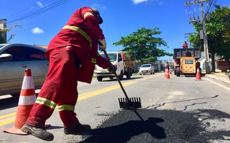 Em julho, mais de 20 bairros foram beneficiados com a operação tapa-buraco