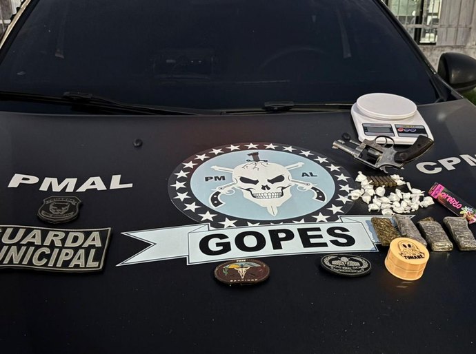PM-AL apreende 32 armas de fogo e mais de 23 quilos de drogas