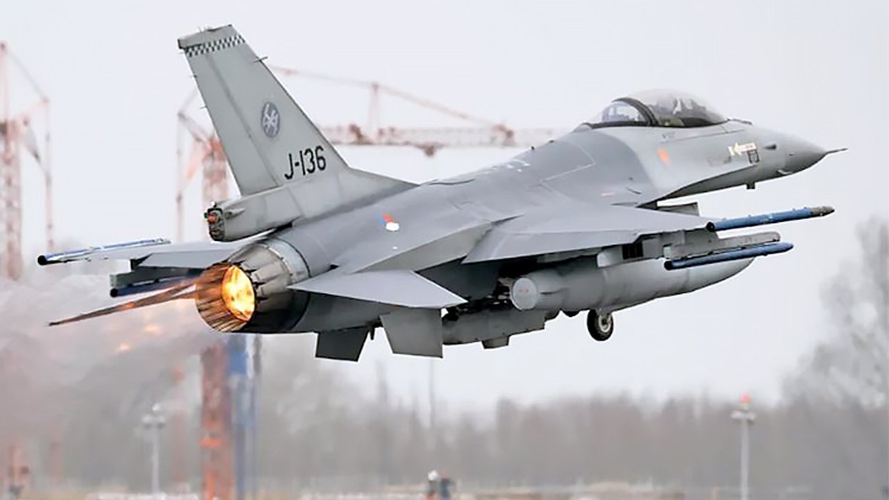 Holanda e Dinamarca se comprometem a enviar 42 caças F-16 para Ucrânia; veja imagens