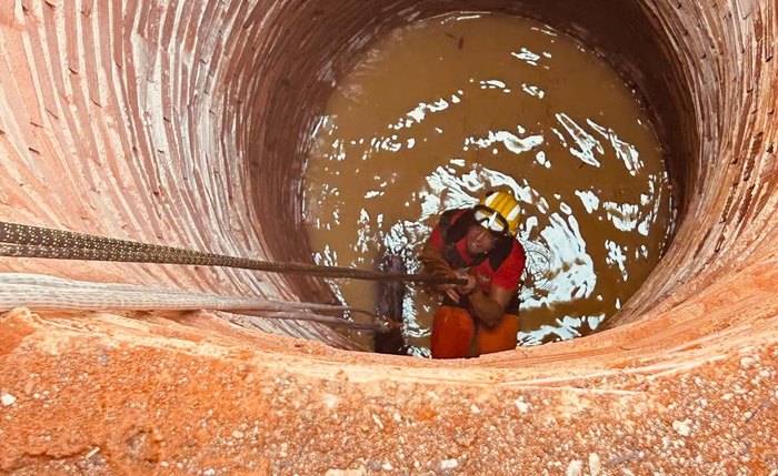 Militares atuaram no resgate do animal que caiu em poço no interior