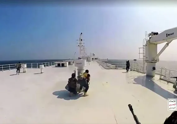 Míssil disparado por Houthis contra navio dos EUA é derrubado na costa do Iêmen