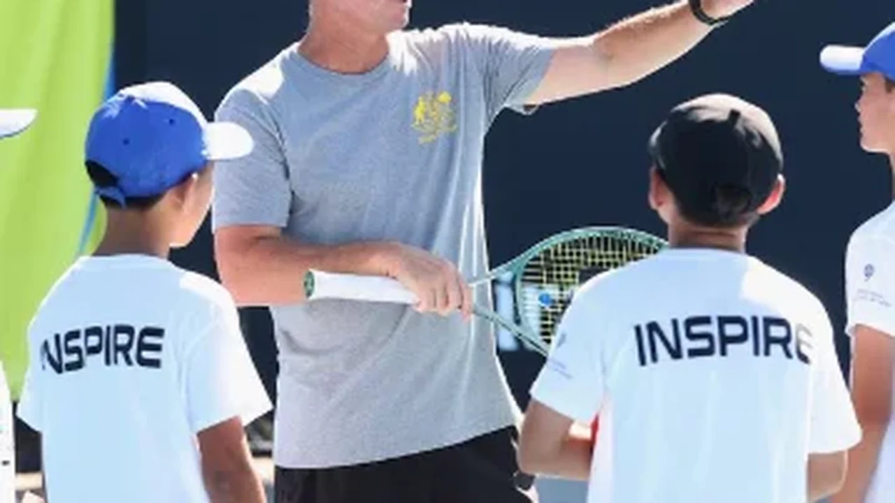 Lleyton Hewitt retorna às quadras e vence ao lado do filho após cinco anos