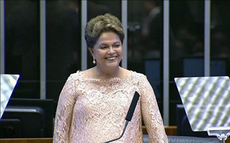 Na posse Dilma promete assegurar direitos trabalhistas e coloca educação como prioridade