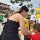 Ronda no Bairro intensifica distribuição de pulseiras de identificação nas praias de Maceió e do Francês