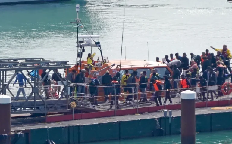 Naufrágio de barco de imigrantes no Canal da Mancha deixa ao menos 12 mortos