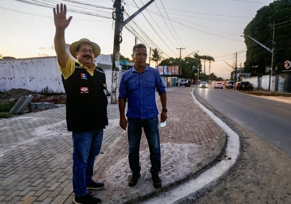Prefeito Gilberto Gonçalves vistoria avanço de obra na principal avenida de Rio Largo
