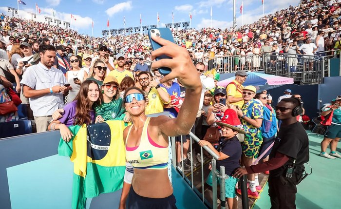 Ana Patrícia Ramos atendendo aos fãs após partida vitoriosa