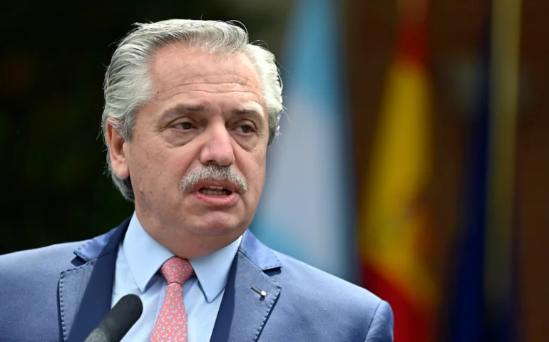 Escândalo de violência doméstica contra Fernández beneficia Milei na Argentina