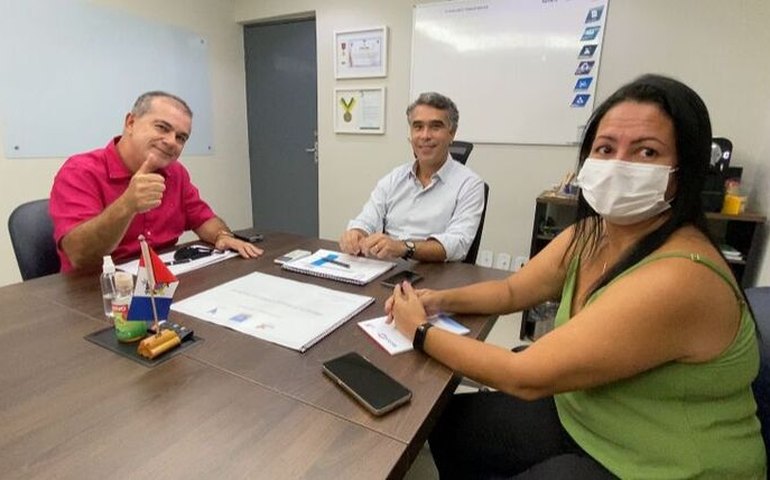 Deputado Ronaldo Medeiros cobra agilidade na abertura de escola na Barragem Leste, em Delmiro Gouveia