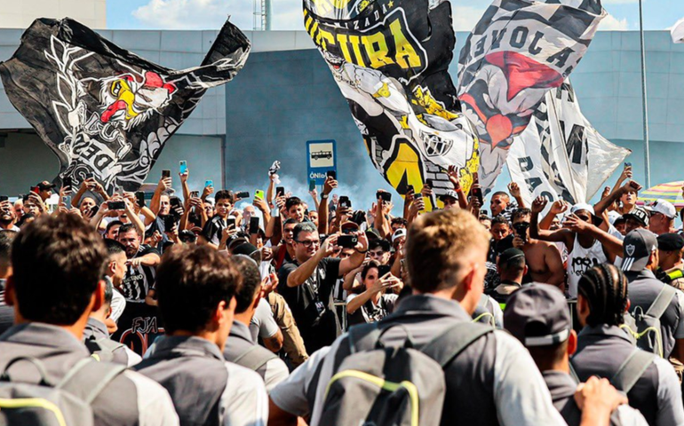 Torcida faz linda festa no embarque do Atlético-MG para Argentina e é aplaudida por jogadores