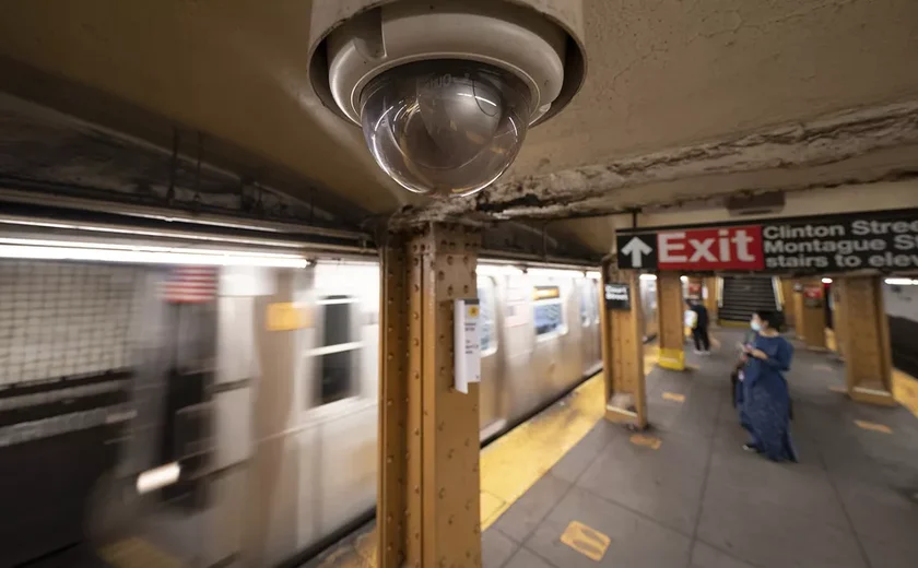 Homem é morto a tiros no metrô de Nova York após intervir em uma discussão por música alta