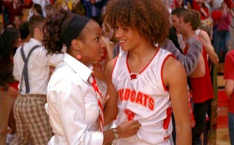 Atores de ‘High Shcool Musical’ vivem par romântico em novo filme natalino