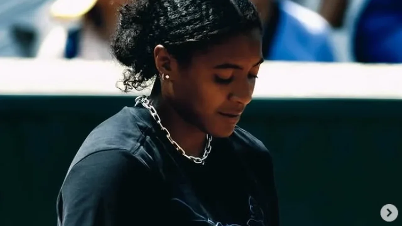 Hailey Baptiste deixa Roland Garros em cadeira de rodas após lesão grave no joelho