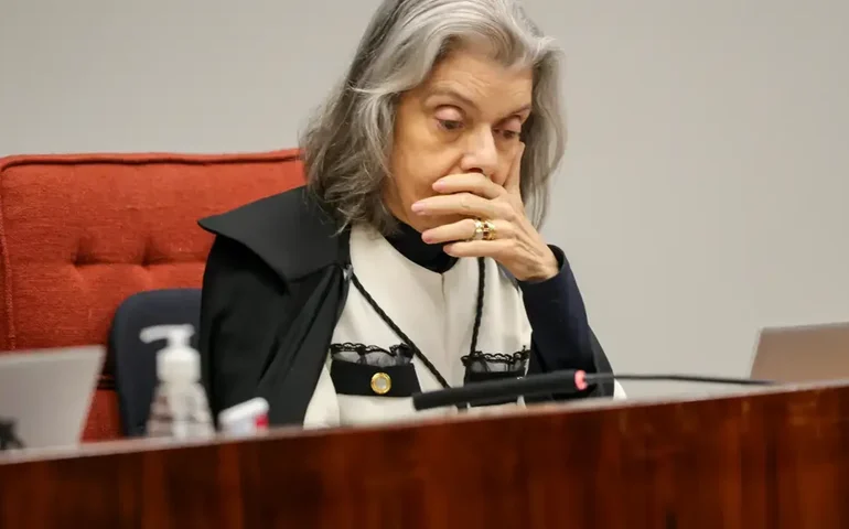 Cármen Lúcia relata ameaça de bomba antes de palestra em Brasília