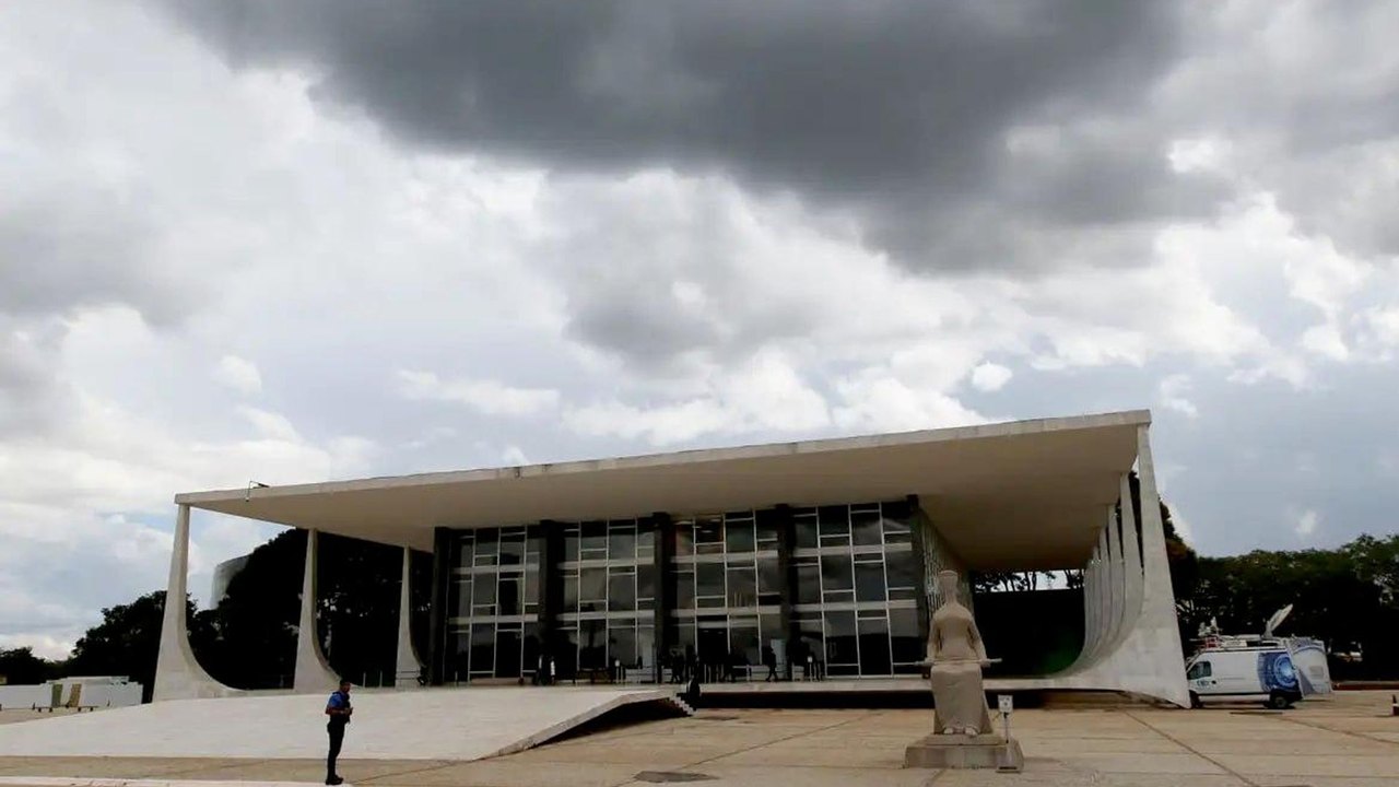 Homem é preso após tentar invadir sede do STF em Brasília
