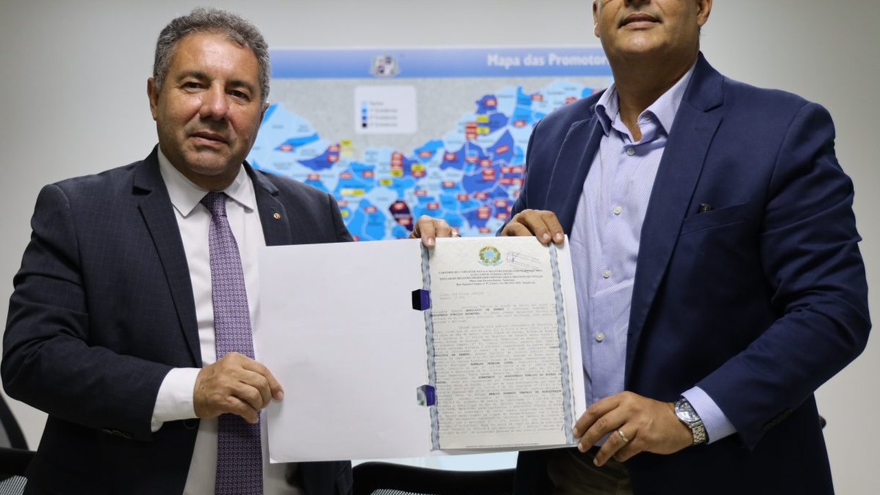 Ministério Público recebe escritura do terreno onde está sendo construída a sede das Promotorias de Justiça de Penedo