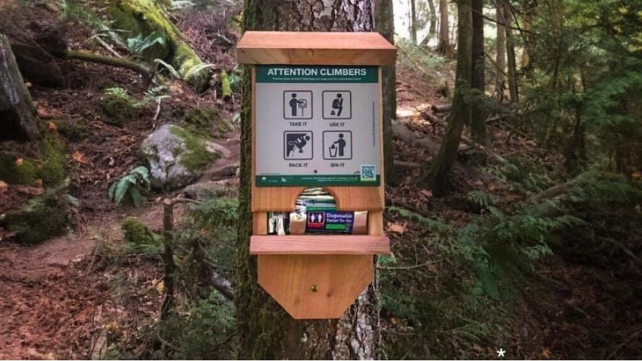 Grupo de alpinistas desenvolve distribuidoras de sacos para fezes no Canadá