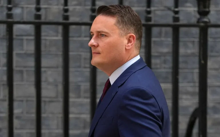 Secretário de Saúde britânico cogita renúncia para desafiar liderança de Starmer