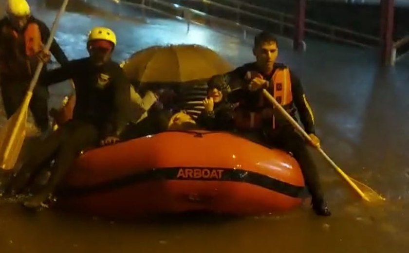 Passageiros ilhados em ônibus são resgatados por guarnições dos Bombeiros