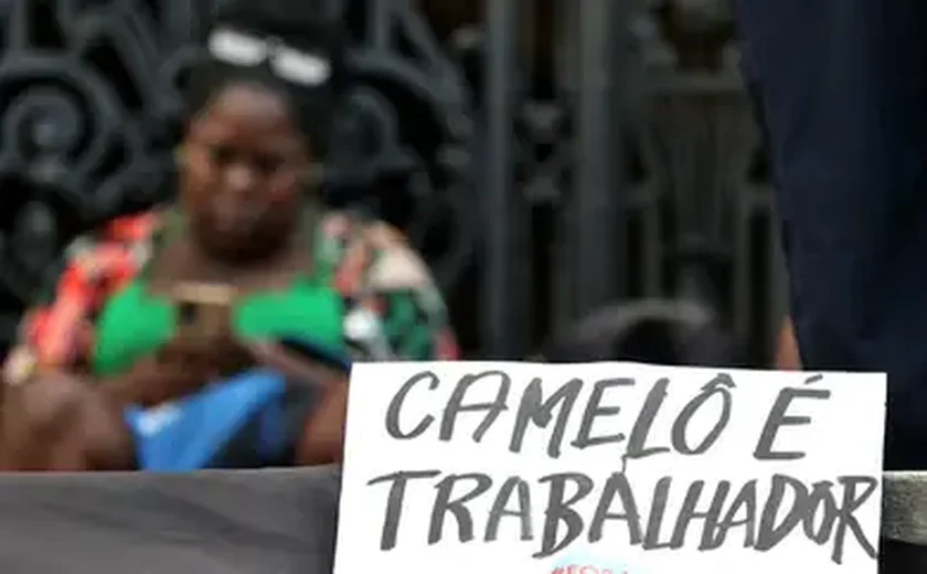 Segundo dia de desfiles na Sapucaí tem luta das mães negras e clássico