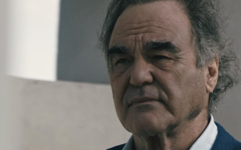 'Oppenheimer': Oliver Stone diz que recusou projeto e exalta filme de Christopher Nolan