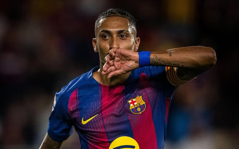 Raphinha pouco faz após decepção na Bola de Ouro, mas Barcelona vira em Oviedo por LaLiga