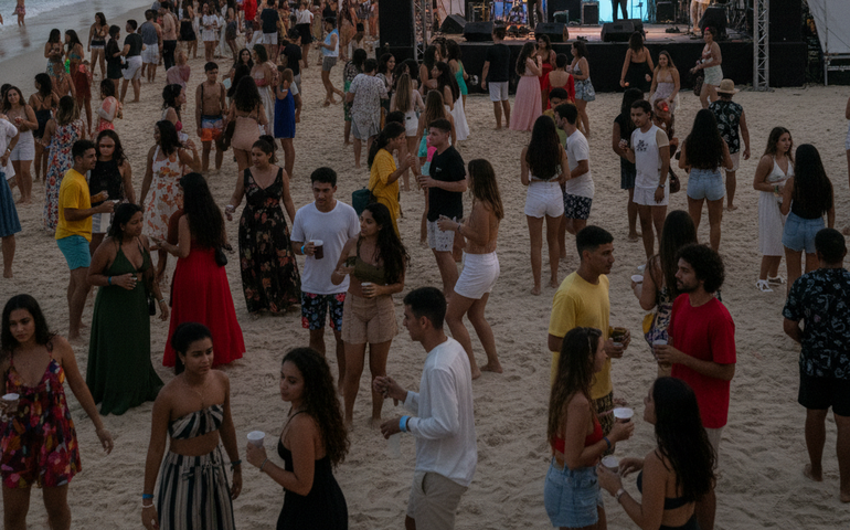 De Jade Picon a Pedro Sampaio, famosos transformam praia em PE em destino de festa e azaração