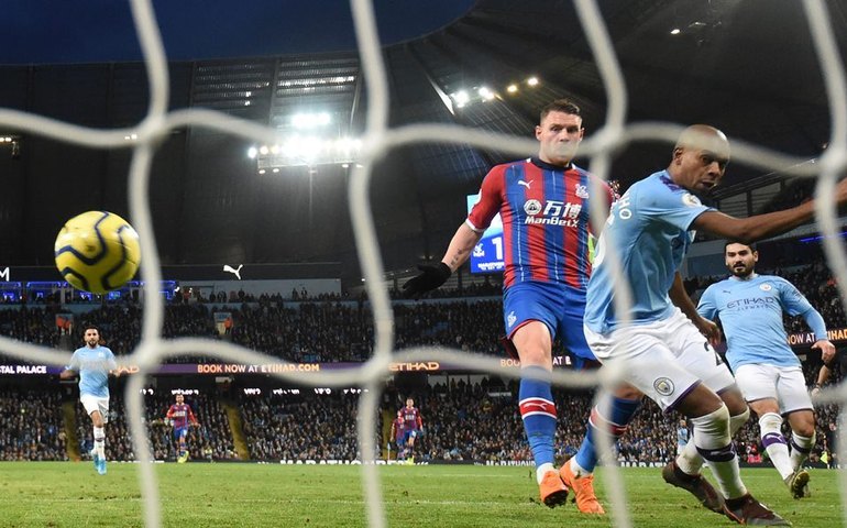 Manchester City vence o Southampton fora e se aproxima dos líderes do Inglês