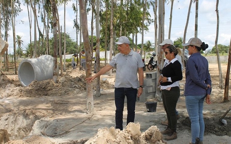 Prefeito Ronaldo Lopes inicia obra de drenagem do Ouro Verde, Litoral e Cacimbinhas