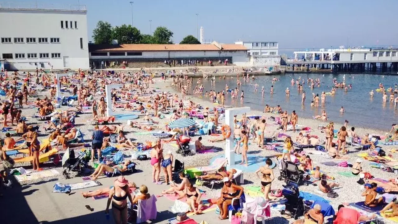 Praia italiana que separa homens e mulheres bate recorde de público