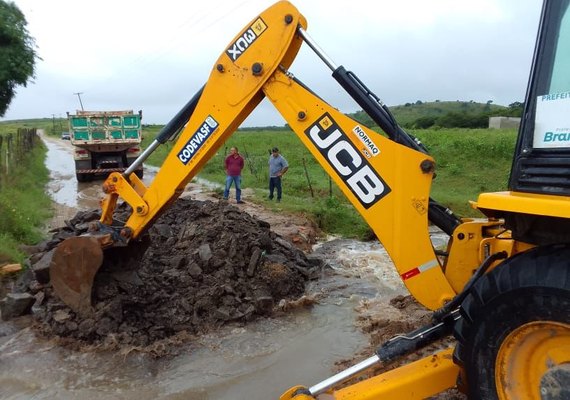 Prefeitura de Branquinha realiza recuperação de estradas após fortes chuvas