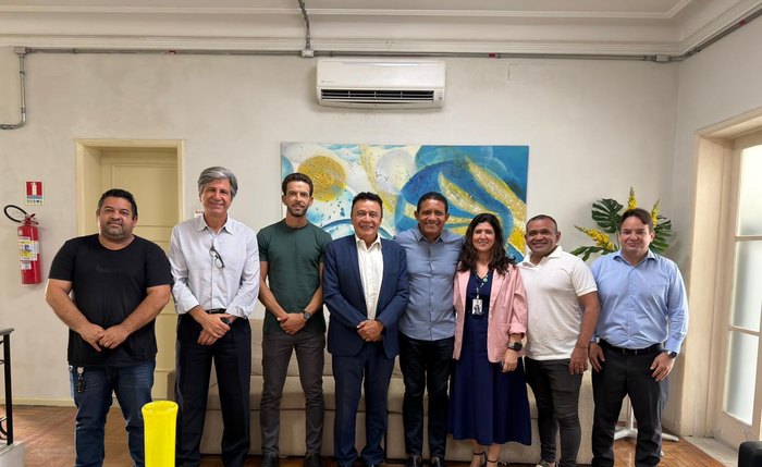 Secretário Júlio Cezar e participantes do encontro com a Algás