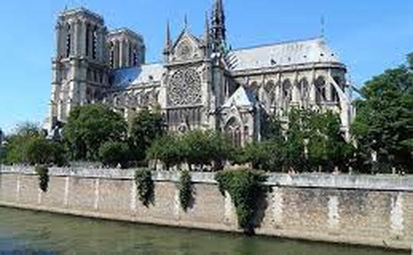 Novo galo de ouro é colocado no topo da Catedral Notre-Dame de Paris, que vai reabrir no ano que vem