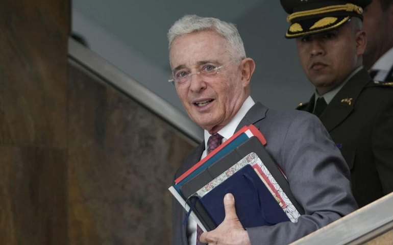 Tribunal colombiano anula prisão domiciliar do ex-presidente Álvaro Uribe