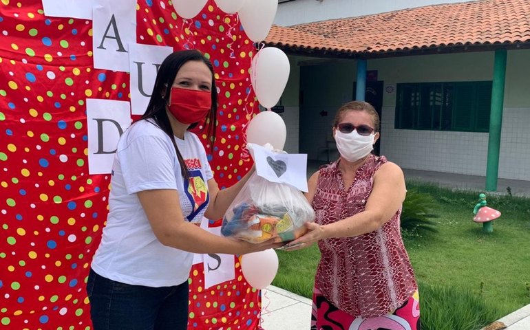 Alunos de mais de 50 unidades de ensino do município já receberam os kits nutricionais